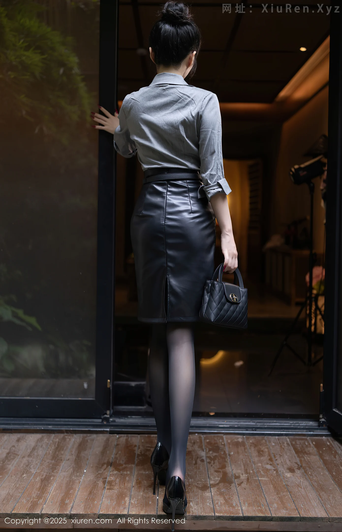 图片[6]-[XiuRen秀人网]VOL.10635 模特鱼子酱Fish性感灰色衬衫露黑色内衣秀曼妙身姿完美诱惑写真79P-秀人网官方网站